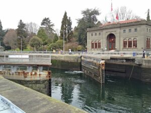 The_Hiram_M_Chittenden_Locks_aka_Ballard_Locks_and_Salmon_Ladder,_near_Seattle,_Washington_-_main_lock_gates_and_the_administration_building_-_panoramio