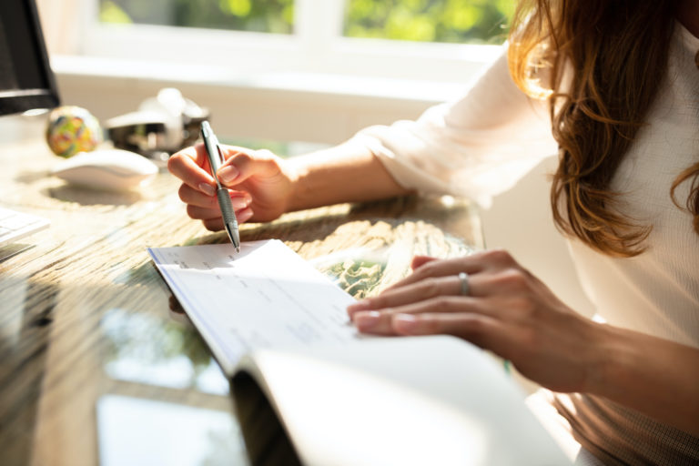How to Spot Fake Pay stubs
