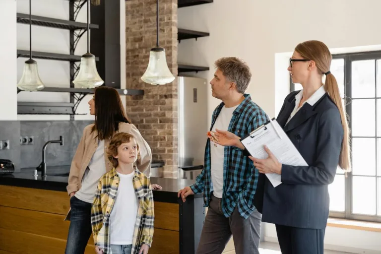 What Should I Look for During an Apartment Tour? Essential Tips and Subtle Red Flags Renters Miss [2025]
