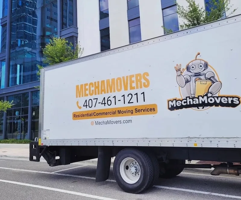 a truck belonging to one of the best moving companies in orlando, mechamovers 